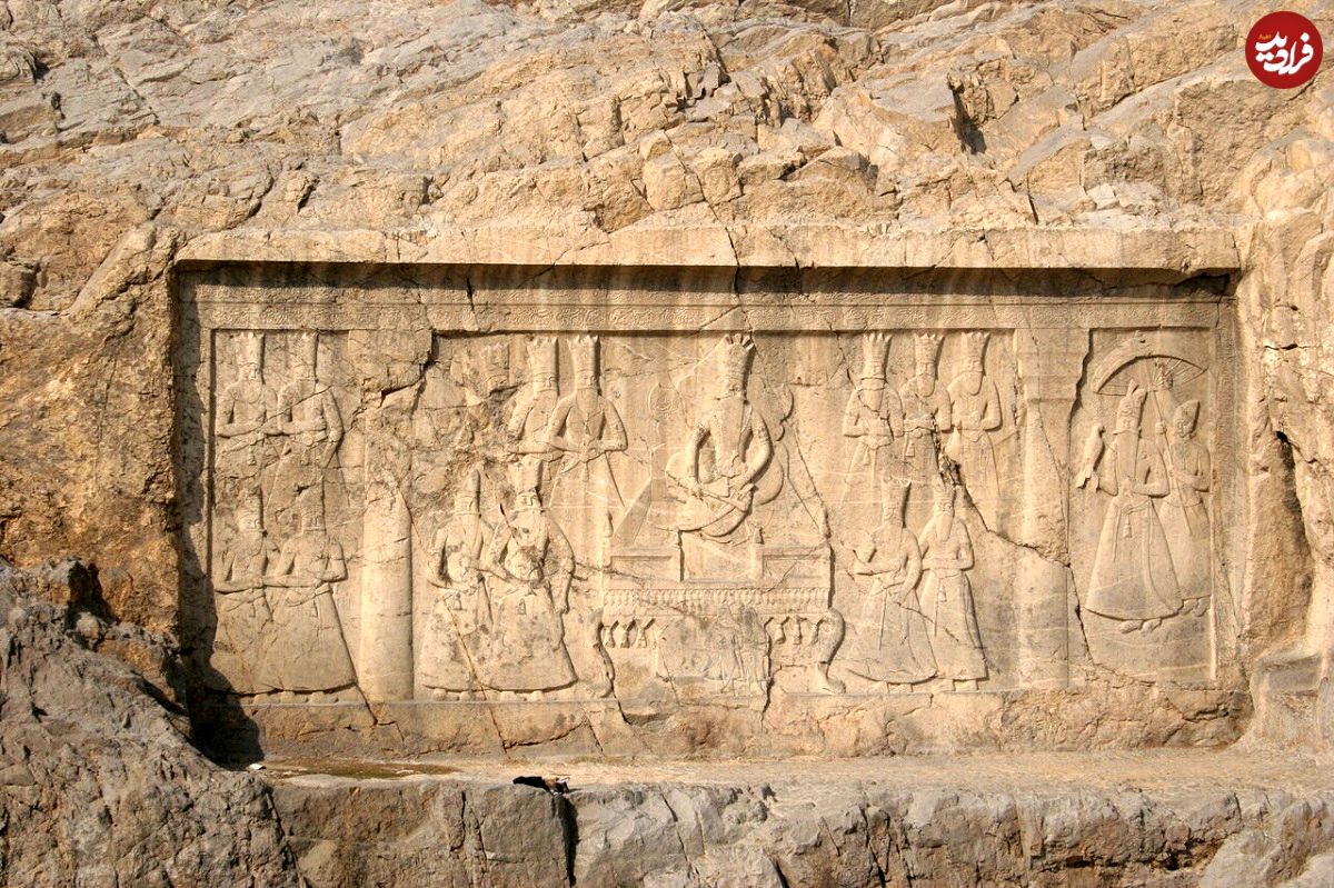 عکس؛ سفر در زمان؛ تصویری حیرتانگیز از سنگنگارهای تاریخی؛ عکس یادگاری خارجیها با شاه و پسرانش