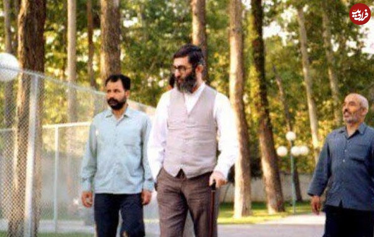 عکس؛ سفر به تاریخ؛ «رهبر انقلاب» در 12 سالگی بعد از برگزاری جلسۀ آموزش قرآن