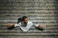 چرا نمی‌توانیم از دیوار عبور کنیم؟