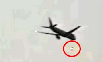 ( عکس) جنجال بشقاب‌ پرنده‌ای که کنار هواپیمای مسافربری دیده شد 