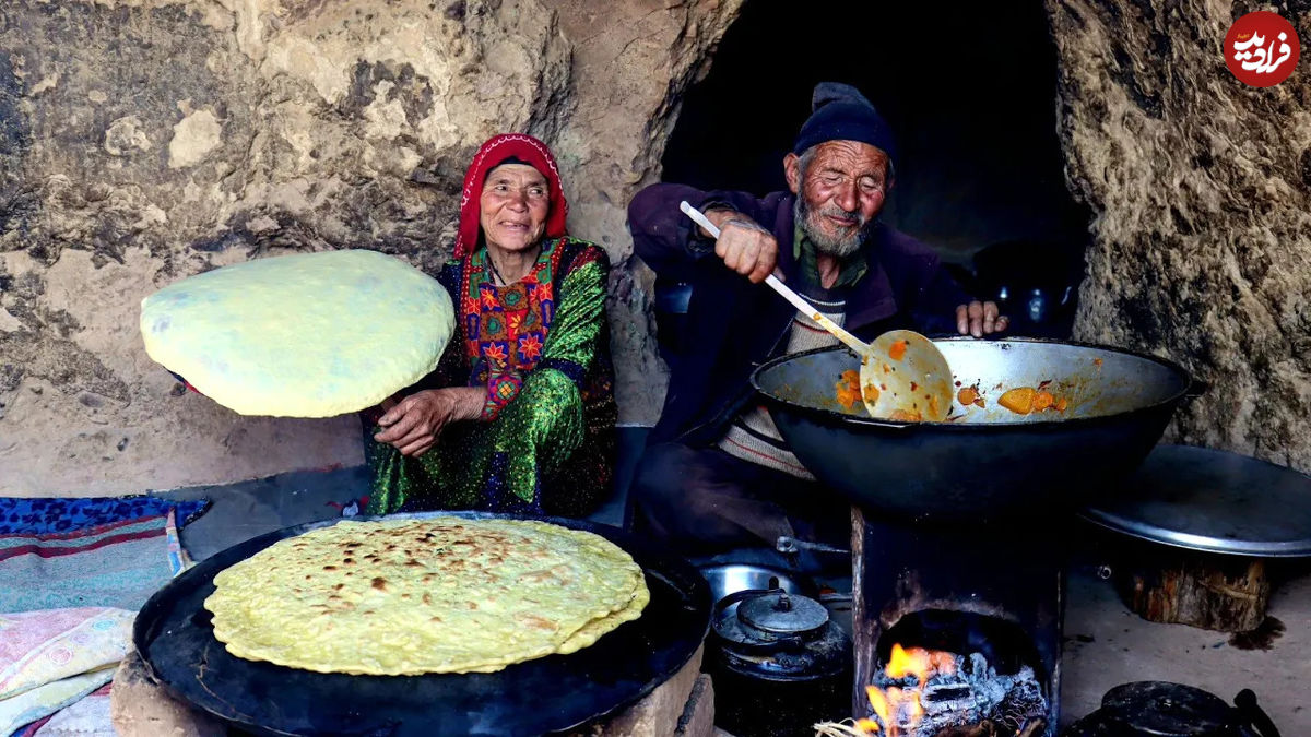 (ویدئو) پخت خوراک مرغ و نان محلی توسط زوج روستایی مسن افغان