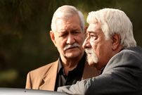 عکس؛ سفر به تاریخ؛ چهرۀ «حاج یوسف» (سریال ستایش) در دوران جوانی در پشت‌صحنۀ یک تئاتر