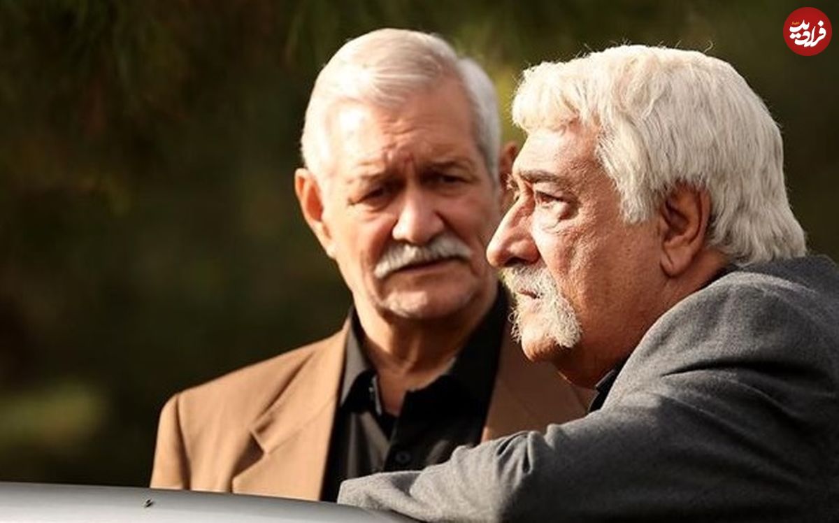 عکس؛ سفر به تاریخ؛ چهرۀ «حاج یوسف» (سریال ستایش) در دوران جوانی در پشتصحنۀ یک تئاتر