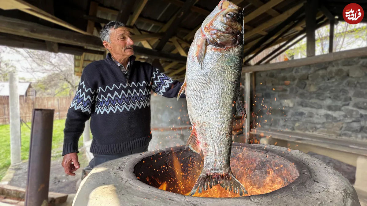 (ویدئو) نمایی نزدیک از نحوه پخت یک ماهی بزرگ در تنور توسط خانواده آذربایجانی 