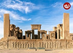 عکس| سفر در زمان؛ «دو زن مدل فرانسوی» در تخت جمشید؛ سال 1347