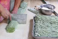 ببینید| غذای خیابانی در چین؛ تهیه نودل محبوب اسفناج در شی آن