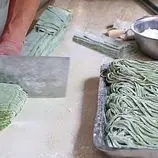 ببینید| غذای خیابانی در چین؛ تهیه نودل محبوب اسفناج در شی آن