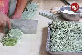 ببینید| غذای خیابانی در چین؛ تهیه نودل محبوب اسفناج در شی آن