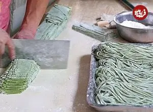 ببینید| غذای خیابانی در چین؛ تهیه نودل محبوب اسفناج در شی آن