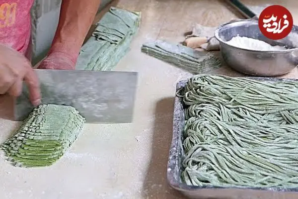 ببینید| غذای خیابانی در چین؛ تهیه نودل محبوب اسفناج در شی آن