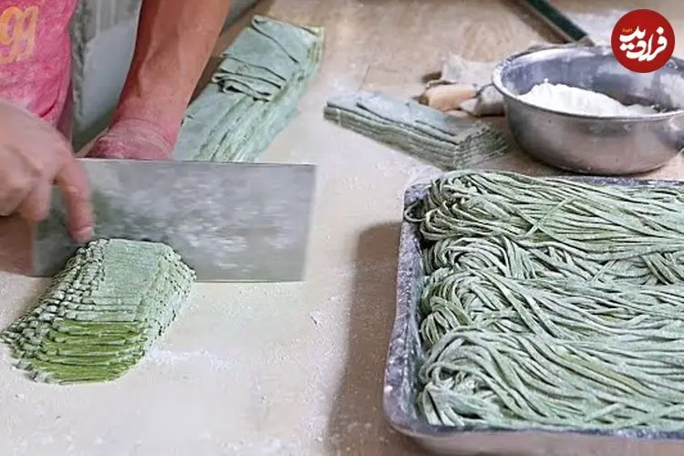 ببینید| غذای خیابانی در چین؛ تهیه نودل محبوب اسفناج در شی آن