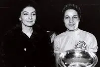 عکس| سفر در زمان؛ «شهناز پهلوی» در حال پرتاب توپ بسکتبال در استادیوم؛ سال 47