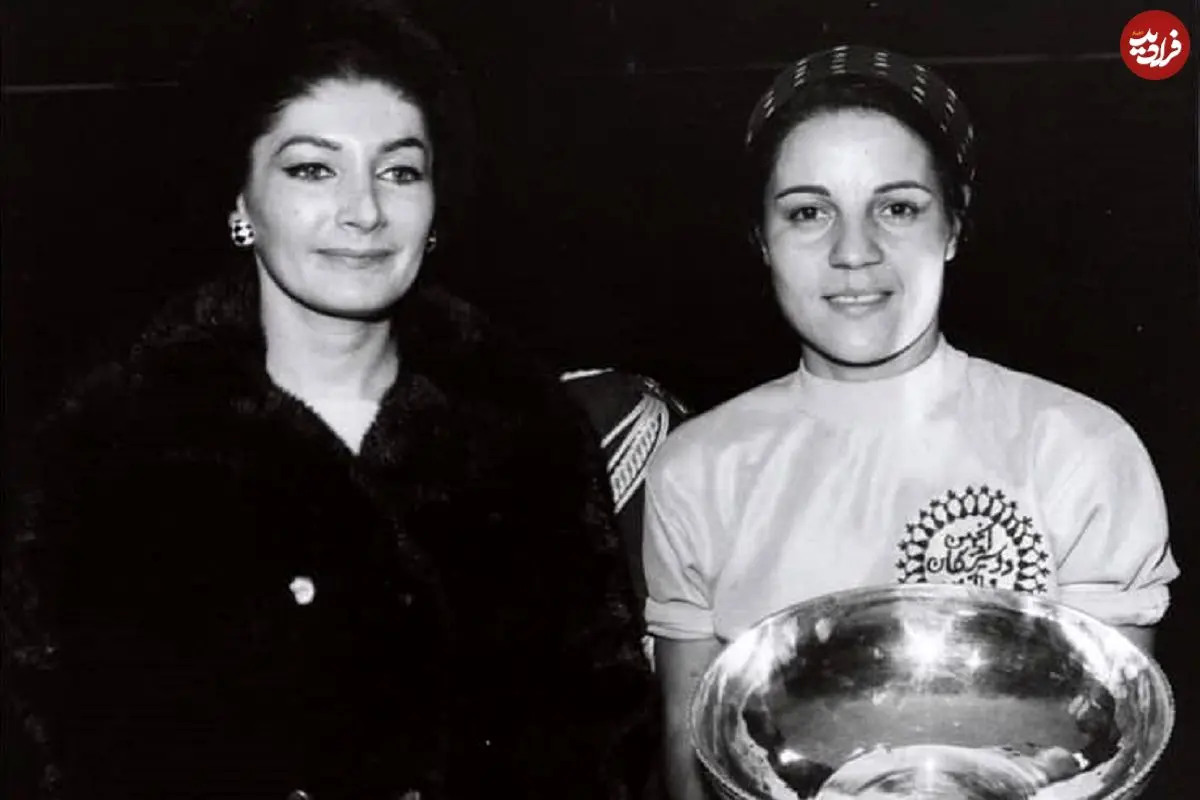 عکس| سفر در زمان؛ «شهناز پهلوی» در حال پرتاب توپ بسکتبال در استادیوم؛ سال 47