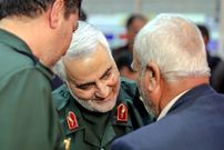 عکس؛ سفر در زمان؛ «سردار سلیمانی» در حال بازی کردن با سه نوه اش؛ دهه 90