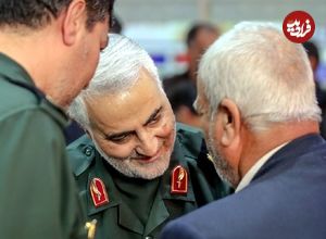 عکس؛ سفر در زمان؛ «سردار سلیمانی» در حال بازی کردن با سه نوه اش؛ دهه 90