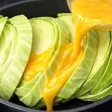 ببینید| طرز تهیه یک غذای ساده با کلم، کدو سبز و تخم مرغ