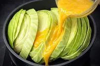 ببینید| طرز تهیه یک غذای ساده با کلم، کدو سبز و تخم مرغ