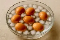 چرا نباید تخم‌مرغ آب‌پز را بلافاصله در آب سرد بیاندازیم؟