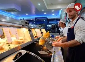 ببینید| غذای خیابانی در انگلستان؛ تهیه ماهی سرخ کرده و چیپس در لندن