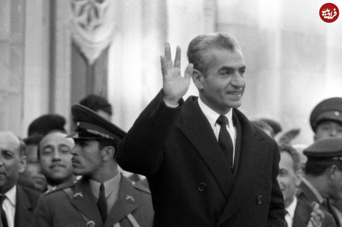 عکس| سفر به تاریخ؛ «محمدرضا پهلوی و فرح» در فرودگاه آیدلوایلد آمریکا؛ سال 1341