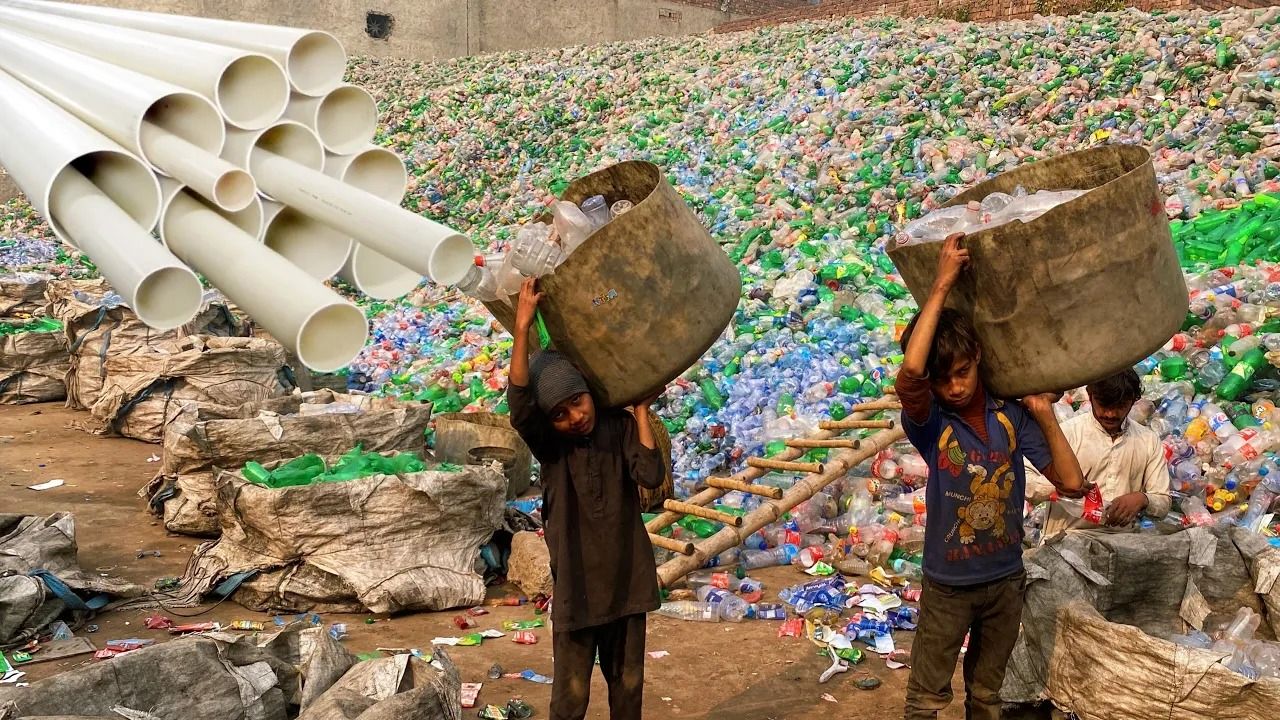 (ویدئو) چگونه  پاکستانی ها میلیون ها بطری پلاستیکی را به لوله آب تبدیل می کنند؟