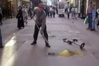 عکس؛ هنر خیابانی؛ خلاقیت بامزه هنرمندی که «سنگفرش پیاده‌رو» را به «برکۀ پر از آب» تبدیل کرده است