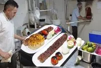ببینید| غذای خیابانی در ایران؛ پخت کباب بناب و جوجه کباب در اندیشه
