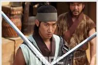 عکس| سفر به تاریخ؛ عکس یادگاری «اویی» با هواداران در پشت‌صحنه سریال «جومونگ»