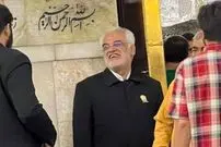 عکس؛ سفر به تاریخ؛ «دکتر طهرانچی، رئیس دانشگاه آزاد» در اردوی راهیان نور با یک تابلوی خاص؛ سال 1397