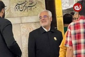 عکس؛ سفر به تاریخ؛ «دکتر طهرانچی، رئیس دانشگاه آزاد» در اردوی راهیان نور با یک تابلوی خاص؛ سال 1397