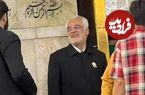 عکس؛ سفر به تاریخ؛ «دکتر طهرانچی، رئیس دانشگاه آزاد» در اردوی راهیان نور با یک تابلوی خاص؛ سال 1397