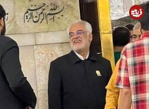 عکس؛ سفر به تاریخ؛ «دکتر طهرانچی، رئیس دانشگاه آزاد» در اردوی راهیان نور با یک تابلوی خاص؛ سال 1397