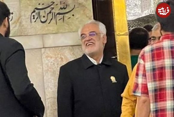 عکس؛ سفر به تاریخ؛ «دکتر طهرانچی، رئیس دانشگاه آزاد» در اردوی راهیان نور با یک تابلوی خاص؛ سال 1397