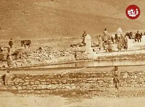 عکس| سفر زمان؛ کارگران عهد قاجار در حال کار در اطراف یک کاروانسرای نوساز