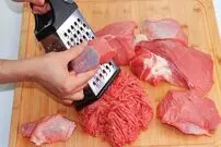 (ویدئو) بدون چرخ گوشت، گوشت رو چرخ کن و کباب مسافرتی درست کن