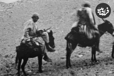 عکس| سفر زمان؛ عبور مردان خر سوار از نزدیک یک پل در جادۀ رشت؛ دوران قاجار