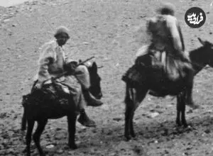 عکس| سفر زمان؛ عبور مردان خر سوار از نزدیک یک پل در جادۀ رشت؛ دوران قاجار