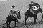 عکس| سفر زمان؛ عبور مردان خر سوار از نزدیک یک پل در جادۀ رشت؛ دوران قاجار