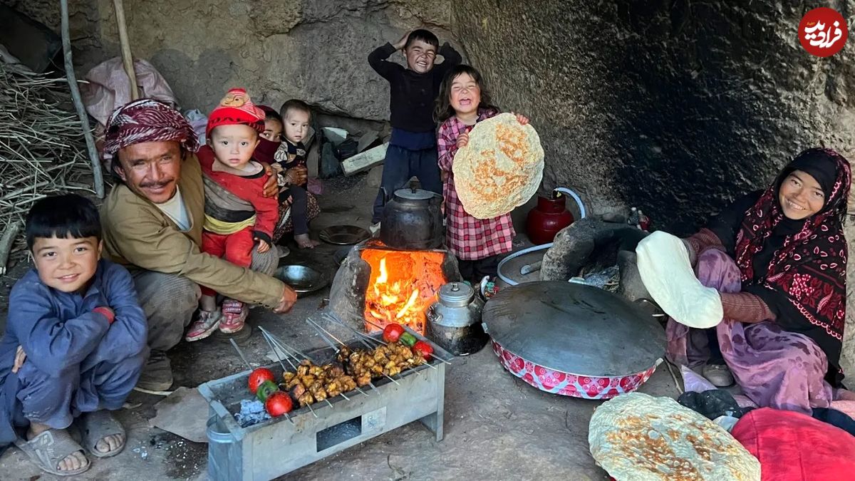 (ویدئو) غذای غارنشینان در افغانستان؛ تهیه جوجه کباب زغالی در غار