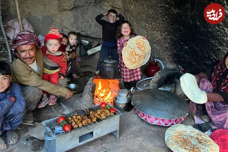 (ویدئو) غذای غارنشینان در افغانستان؛ تهیه جوجه کباب زغالی در غار