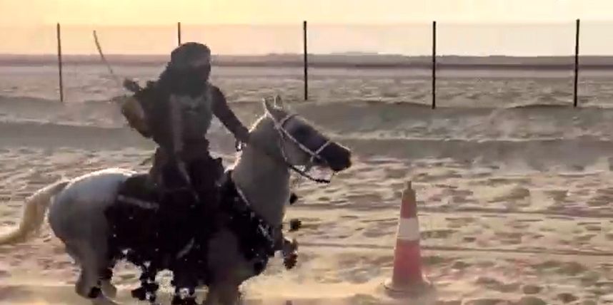 (ویدئو) زن کماندار و شمشیرباز عربستان سعودی روی اسب