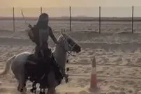 (ویدئو) زن کماندار و شمشیرباز عربستان سعودی روی اسب