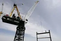 (ویدئو) آویزان شدن دیوانه وار یک جوان در تهران از جرثقیل