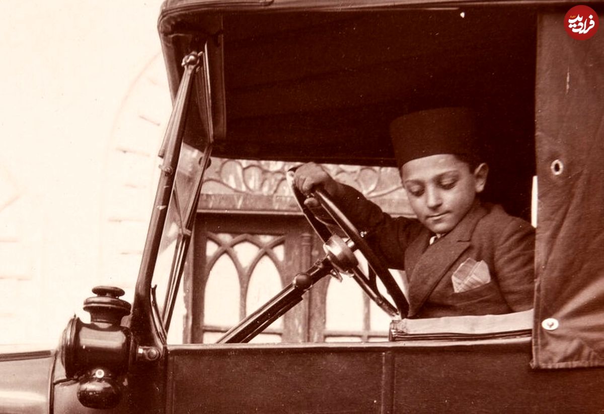 عکس؛ سفر به تاریخ؛ کودکان اشرافزادۀ قاجاری کنار سگهایشان؛ یک قرن قبل