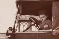 عکس؛ سفر به تاریخ؛ کودکان اشراف‌زادۀ قاجاری کنار سگ‌هایشان؛ یک قرن قبل