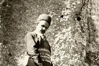 عکس| سفر به ایران قدیم؛ ژست سرباز قاجاری در کنار «کتیبه گنجنامه همدان»
