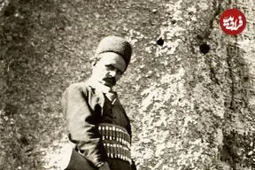 عکس| سفر به ایران قدیم؛ ژست سرباز قاجاری در کنار «کتیبه گنجنامه همدان»