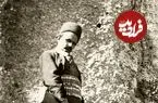 عکس| سفر به ایران قدیم؛ ژست سرباز قاجاری در کنار «کتیبه گنجنامه همدان»