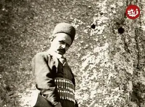 عکس| سفر به ایران قدیم؛ ژست سرباز قاجاری در کنار «کتیبه گنجنامه همدان»