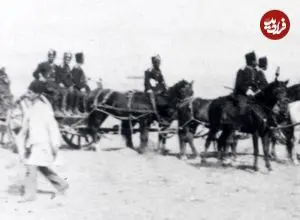 عکس| سفر زمان؛ استقبال سواره‌نظام و توپخانه از ناصرالدین شاه؛ 133 سال قبل